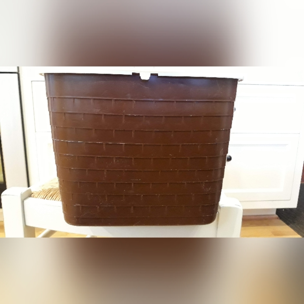 Vintage Bee Plastic Picnic Baskets with Faux Woven Pattern Brown & White - Picture 4 of 10